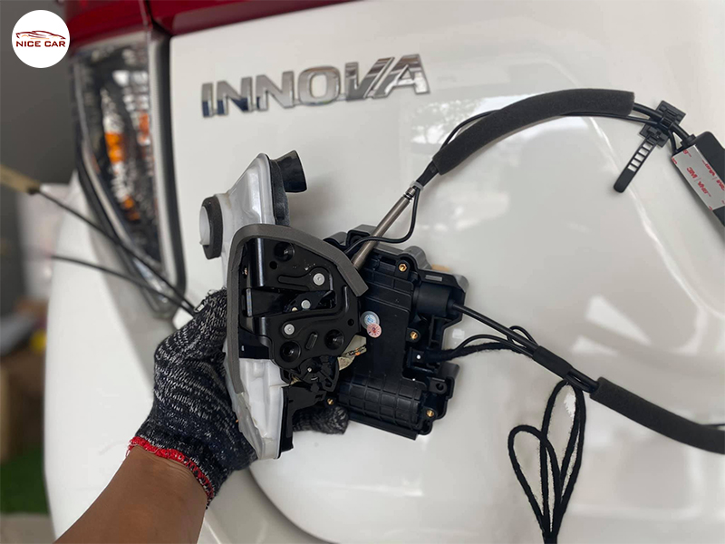 Cua hit Owin xe Toyota Innova