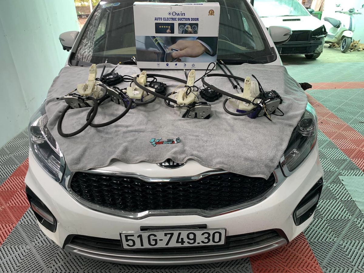 cua-hit-kia-rondo-1