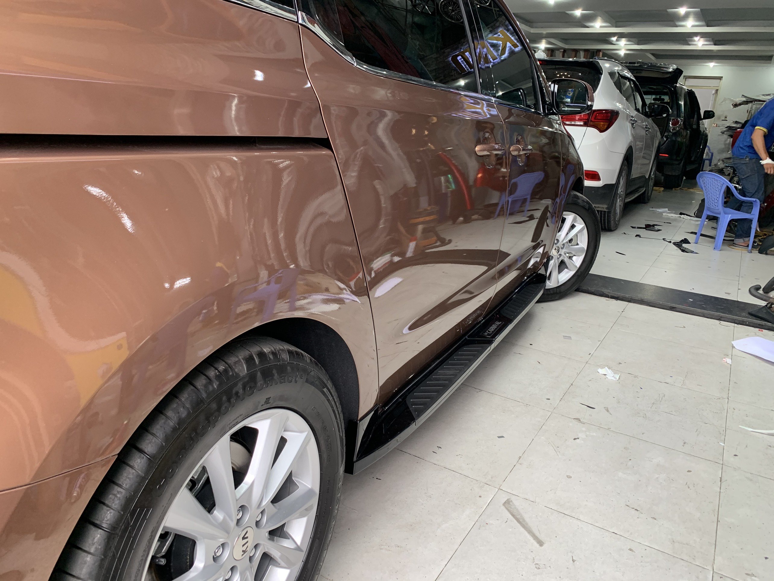 be buoc chan carnival kia sedona (1)