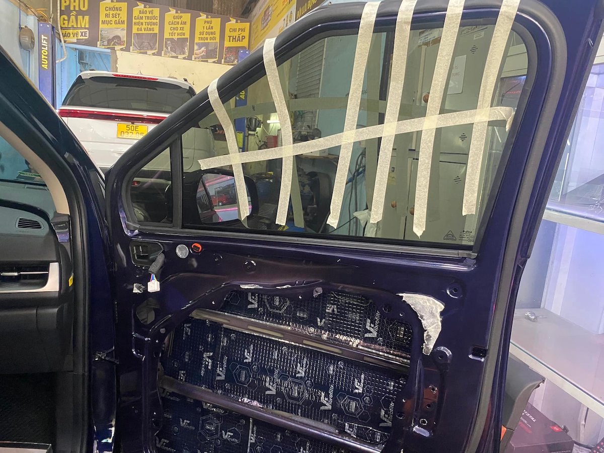 cua-hit-kia-carnival-1