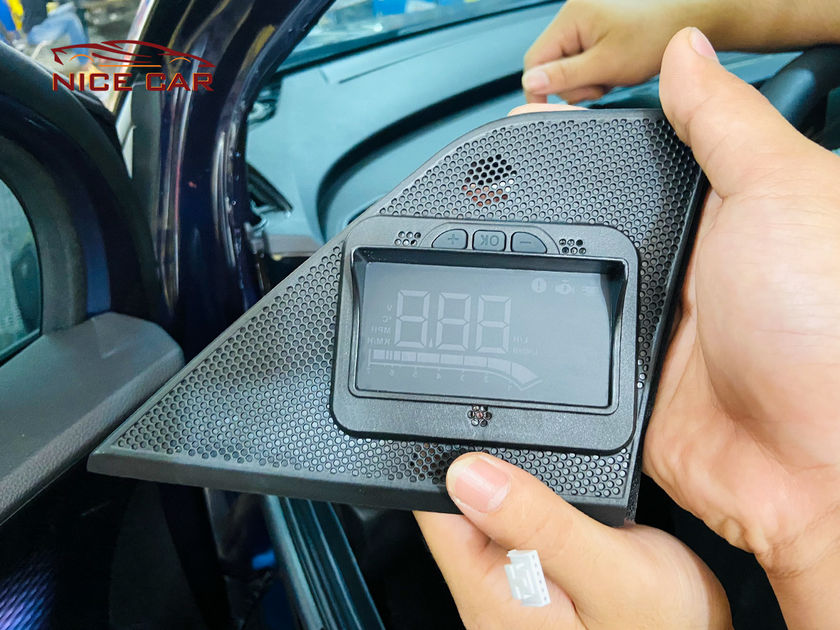 hud mayton theo xe kia carnival