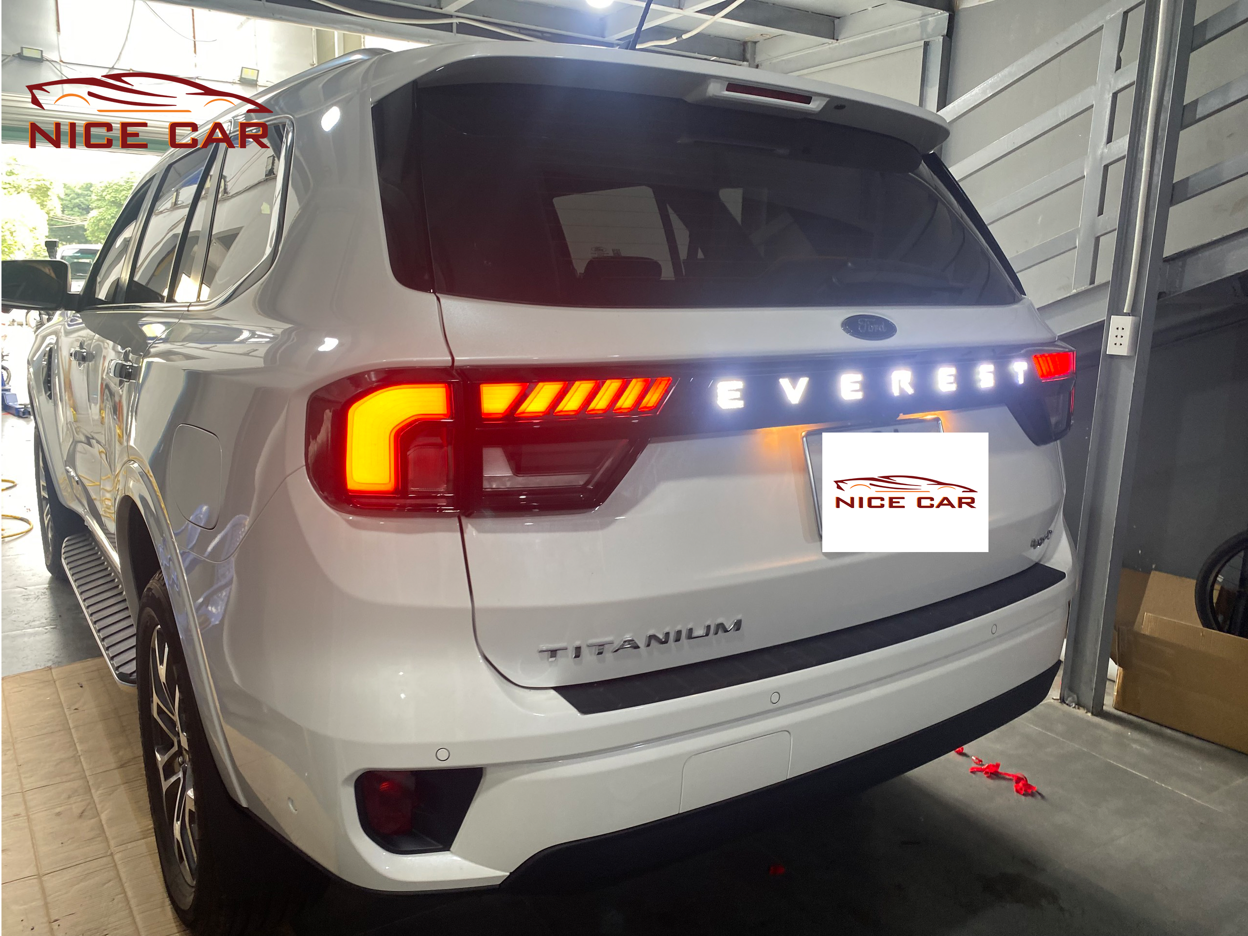 led cốp Ford Everest 2023