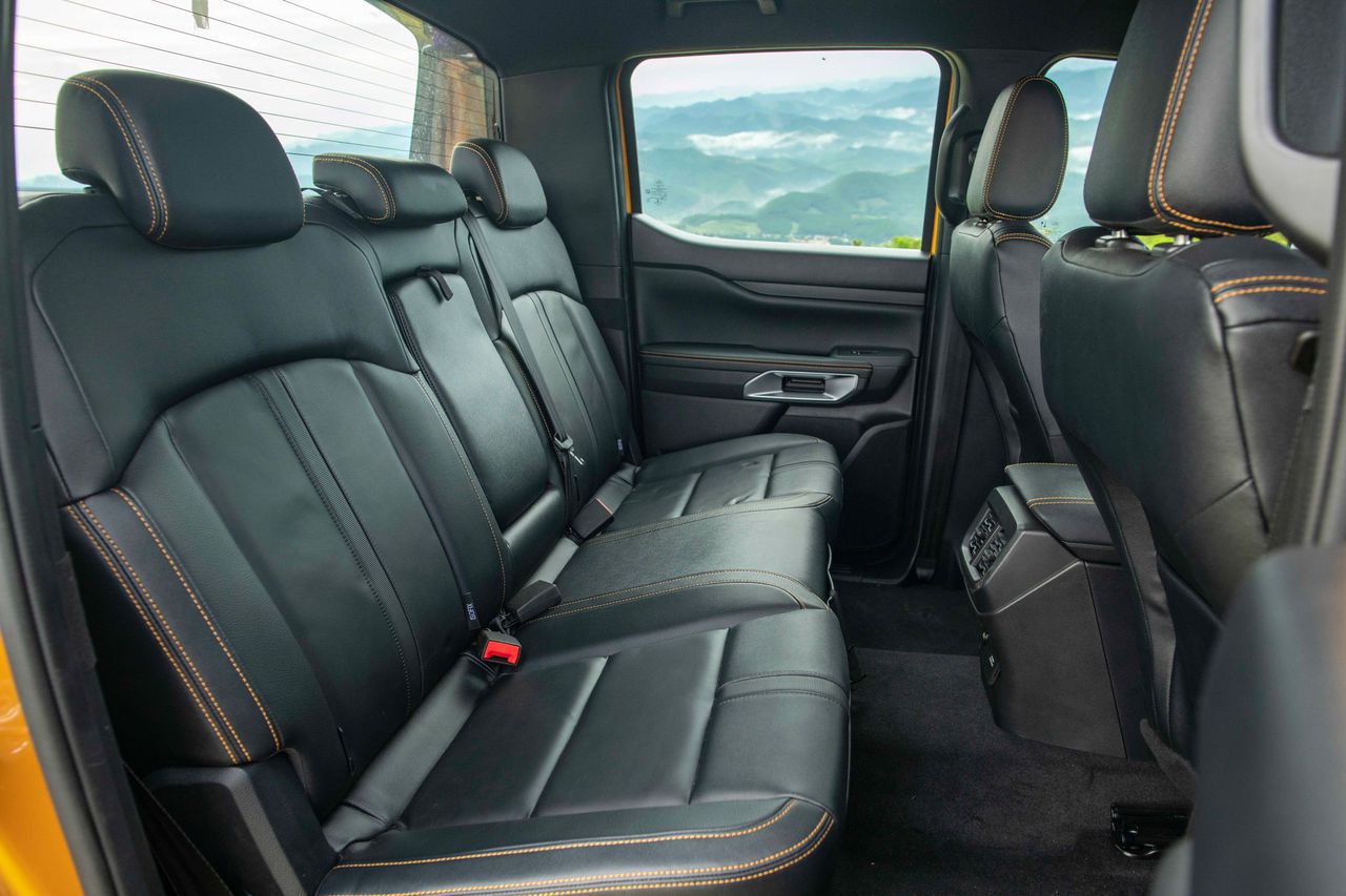  độ ngã băng ghế sau xe Ford Ranger 2023