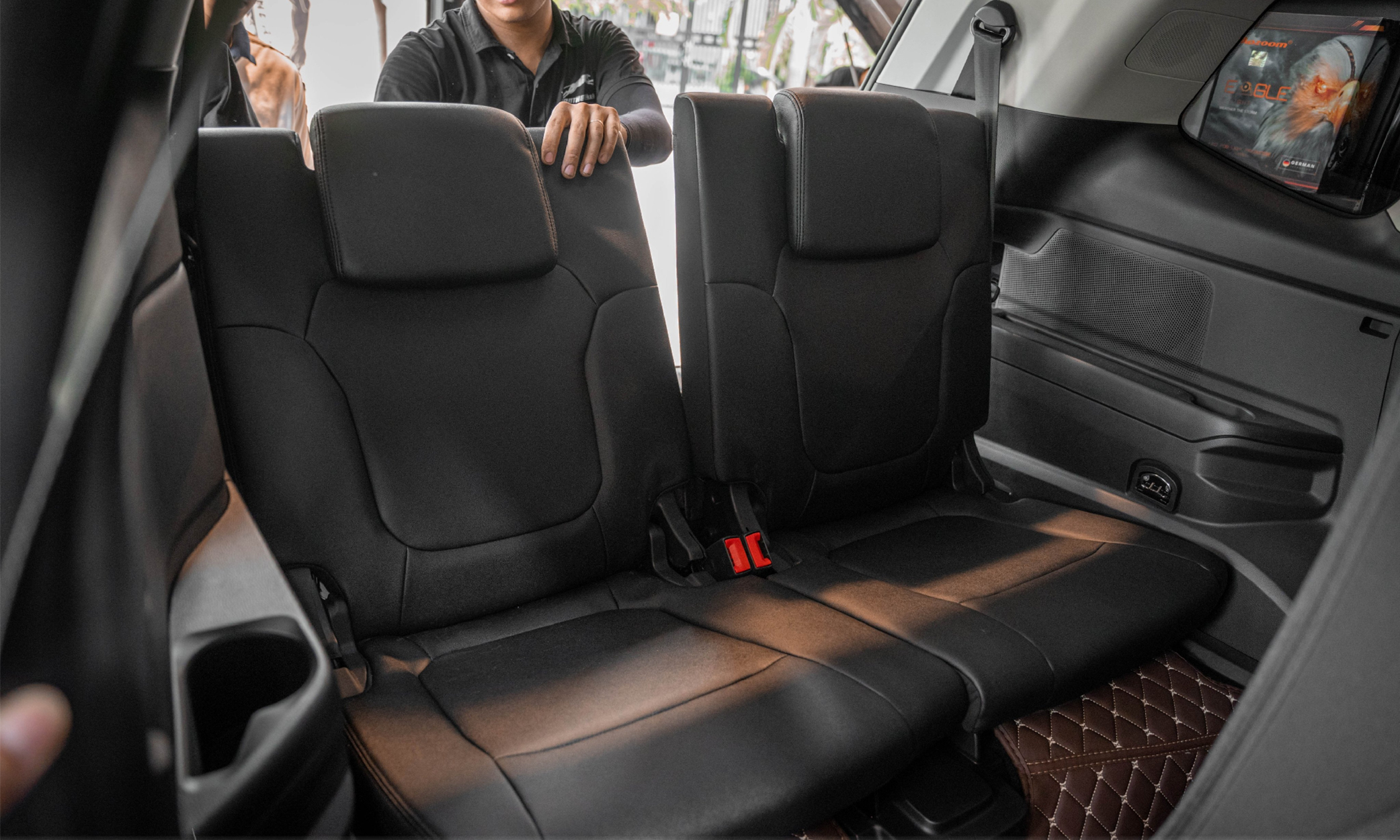 độ ngã lưng hàng ghế thứ 3 cho Ford Everest