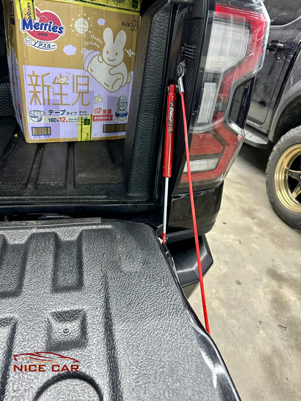 ty hạ bửng xe Ford Ranger 2023