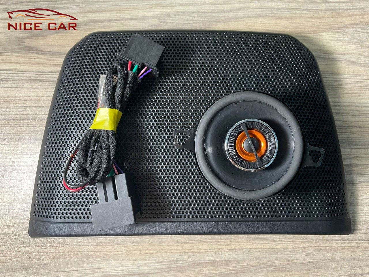 Loa trung tâm JBL và dưỡng loa xe Ford Everest 2023