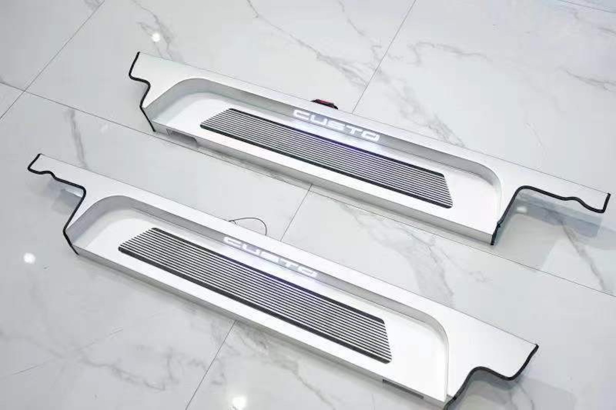 do-choi-phu-kien-hyundai-custin-op-be-buoc-inox-1