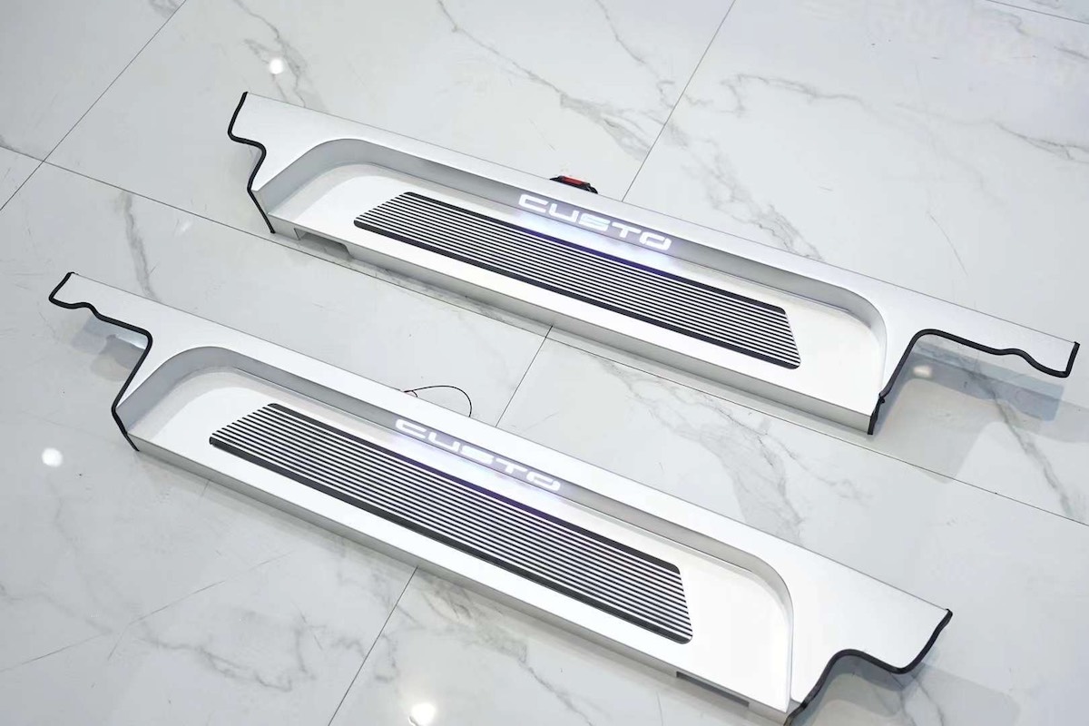 do-choi-phu-kien-hyundai-custin-op-be-buoc-inox-3