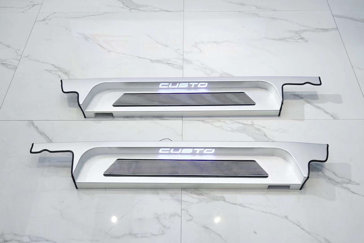 do-choi-phu-kien-hyundai-custin-op-be-buoc-inox-4
