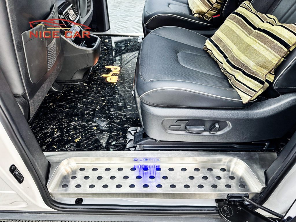 Ốp cửa lùa cho xe Hyundai Custin