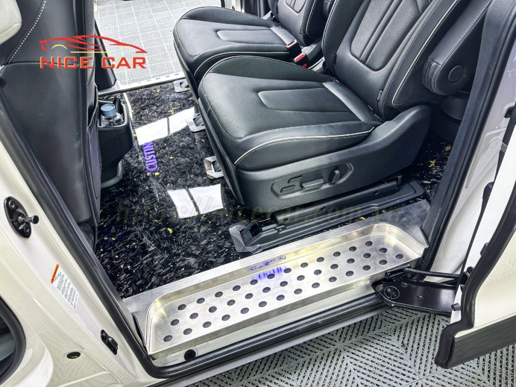 Ốp cửa lùa cho xe Hyundai Custin