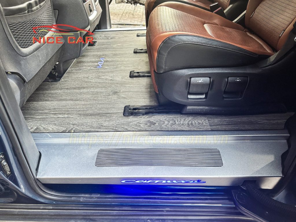 Sàn nhựa vân gỗ xe Hyundai custin