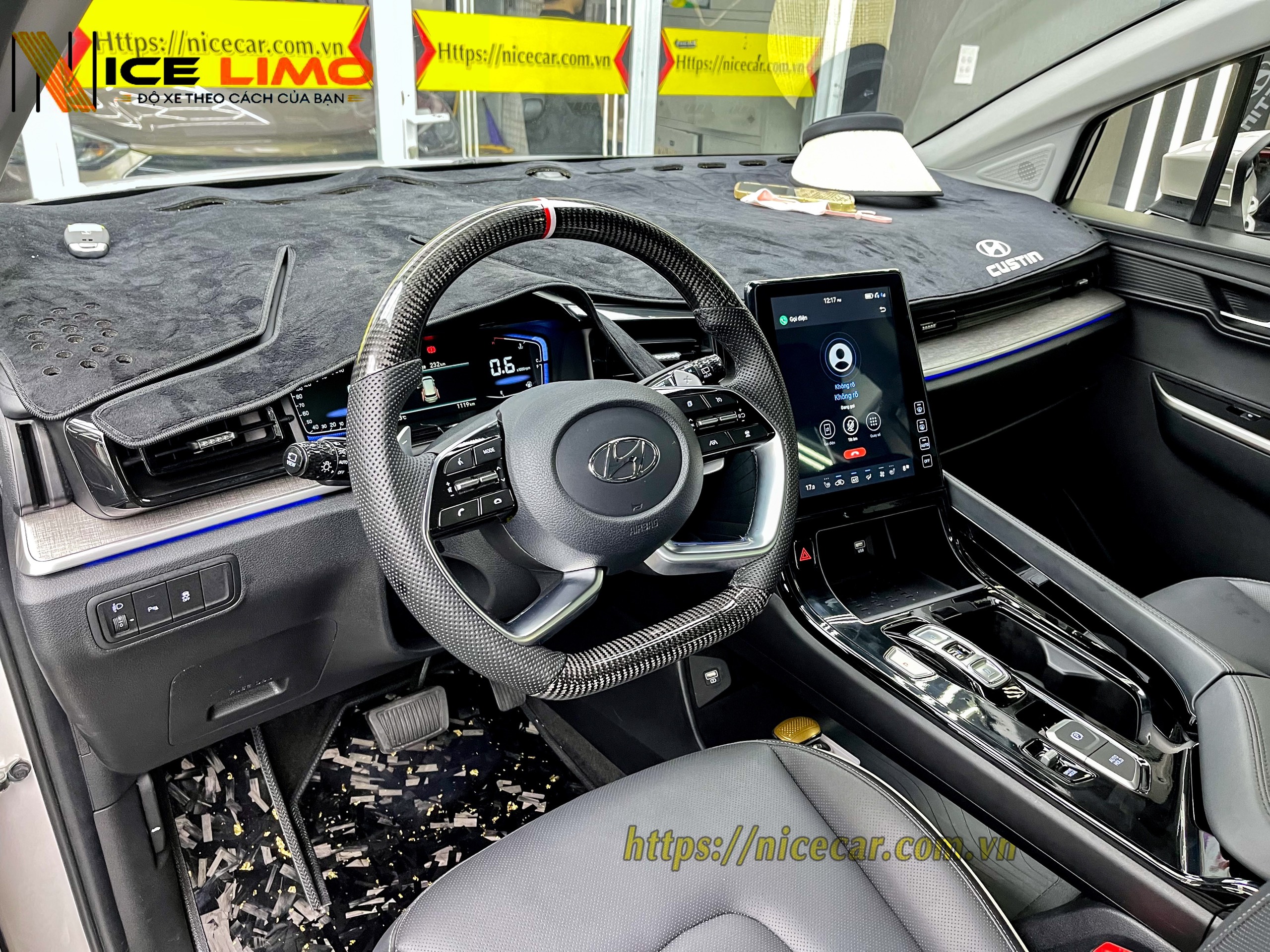độ vô lăng cacbon xe Hyundai Custin