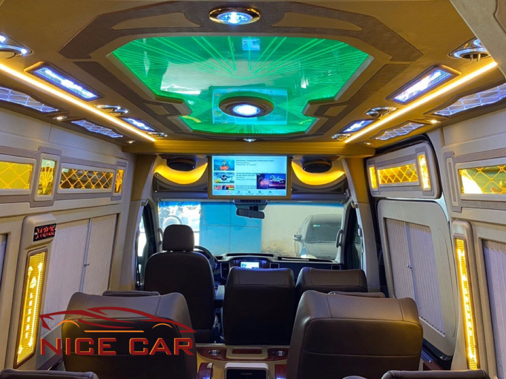 Màn hình ốp trần cho xe Ford Transit.