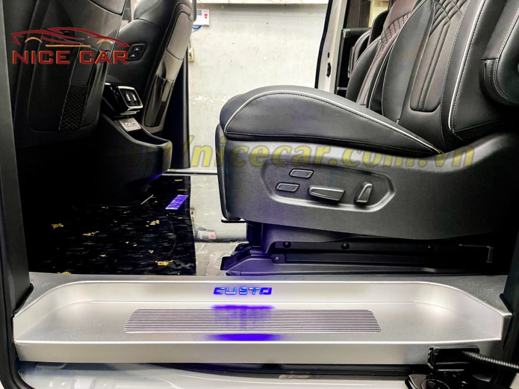 Ốp cửa lùa cho xe Hyundai Custin