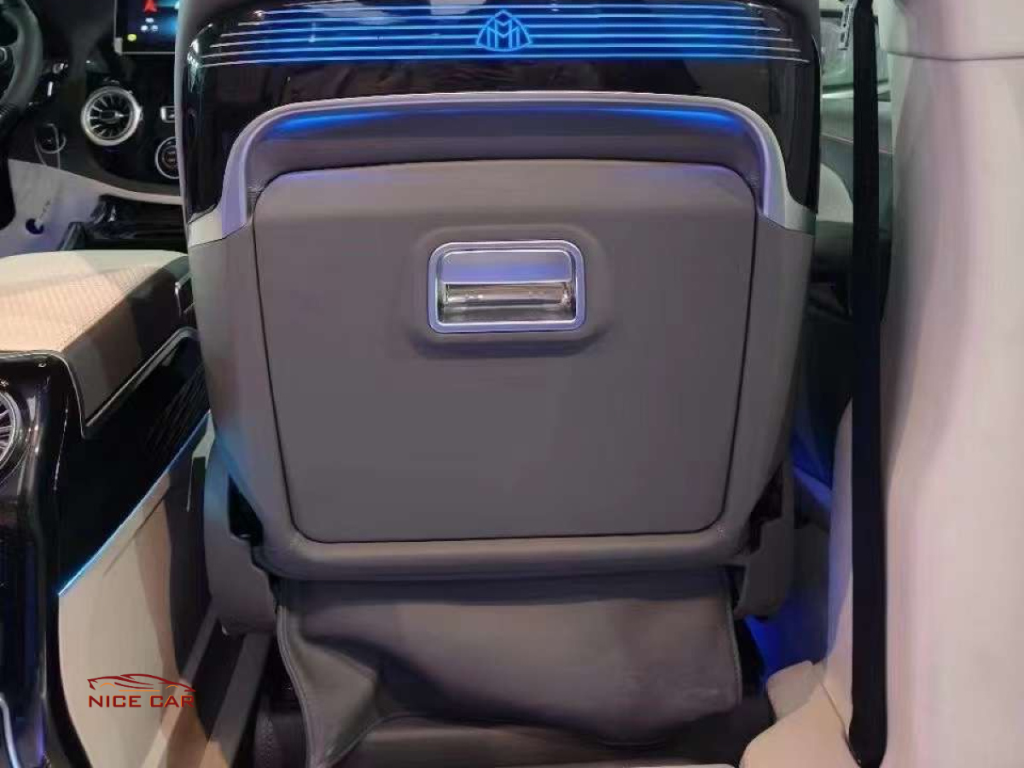 Bàn ăn xếp sau ghế Mercedes