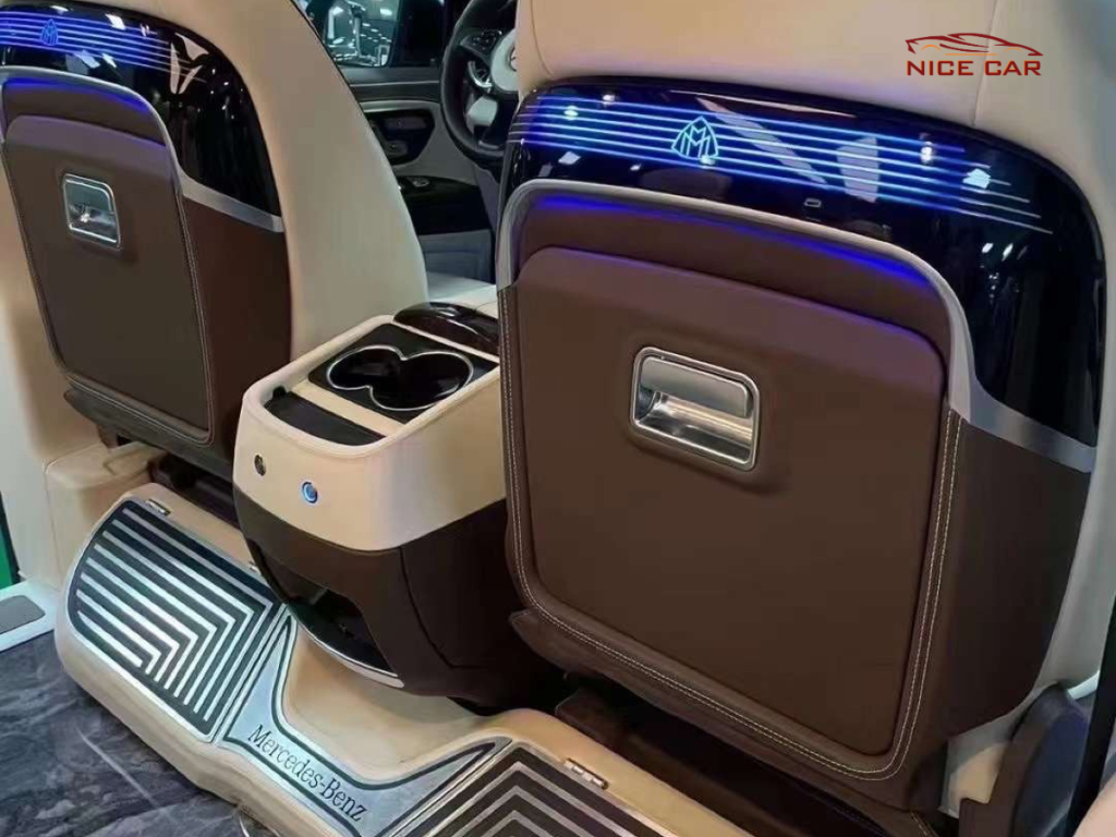 Bàn làm việc xếp sau ghế Mercedes
