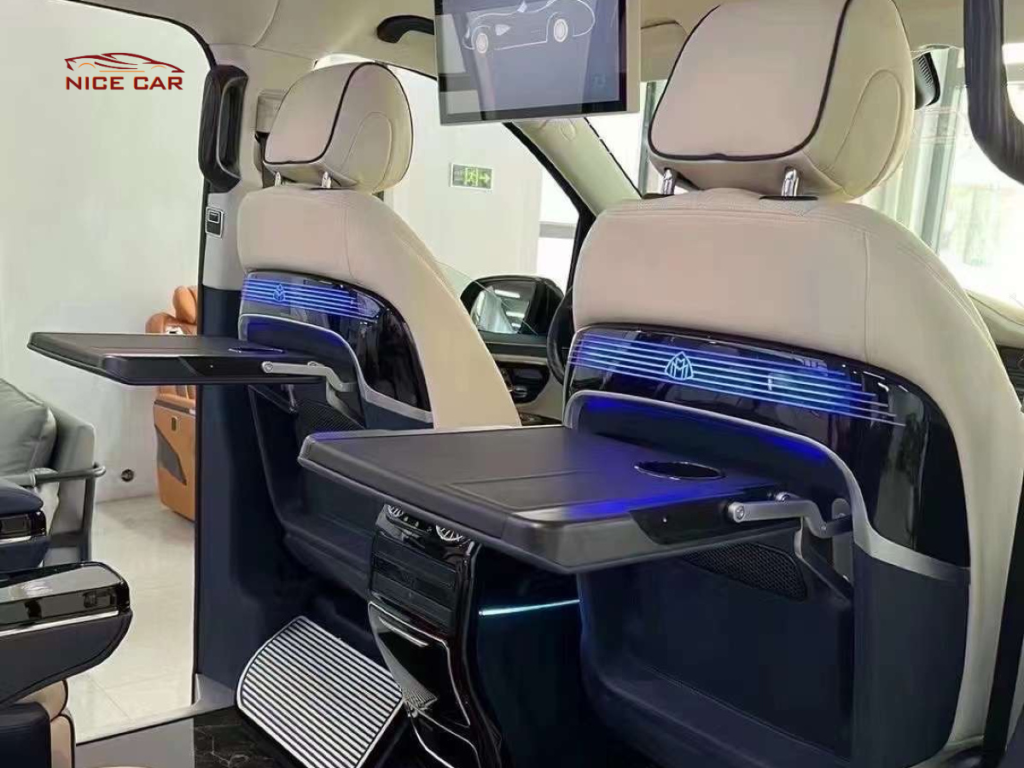 Bàn làm việc xếp sau ghế Mercedes