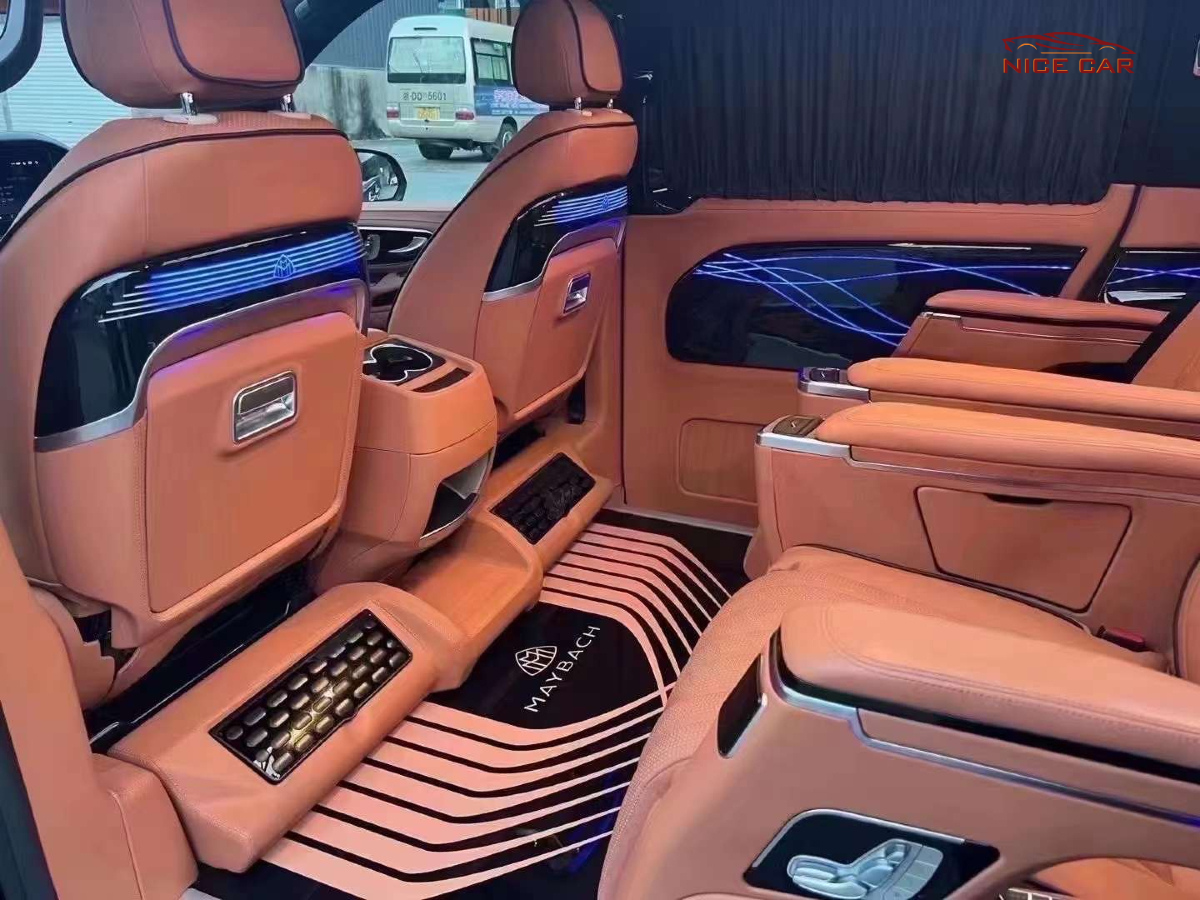 Bàn làm việc xếp sau ghế Mercedes