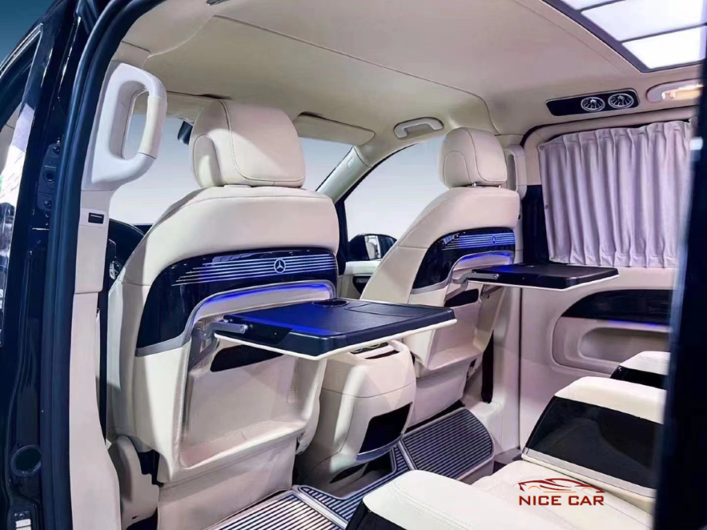 Bàn ăn xếp sau ghế Mercedes